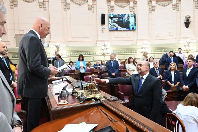 El gobernador Omar Perotti juró como diputado frente a Antonio Bonfatti