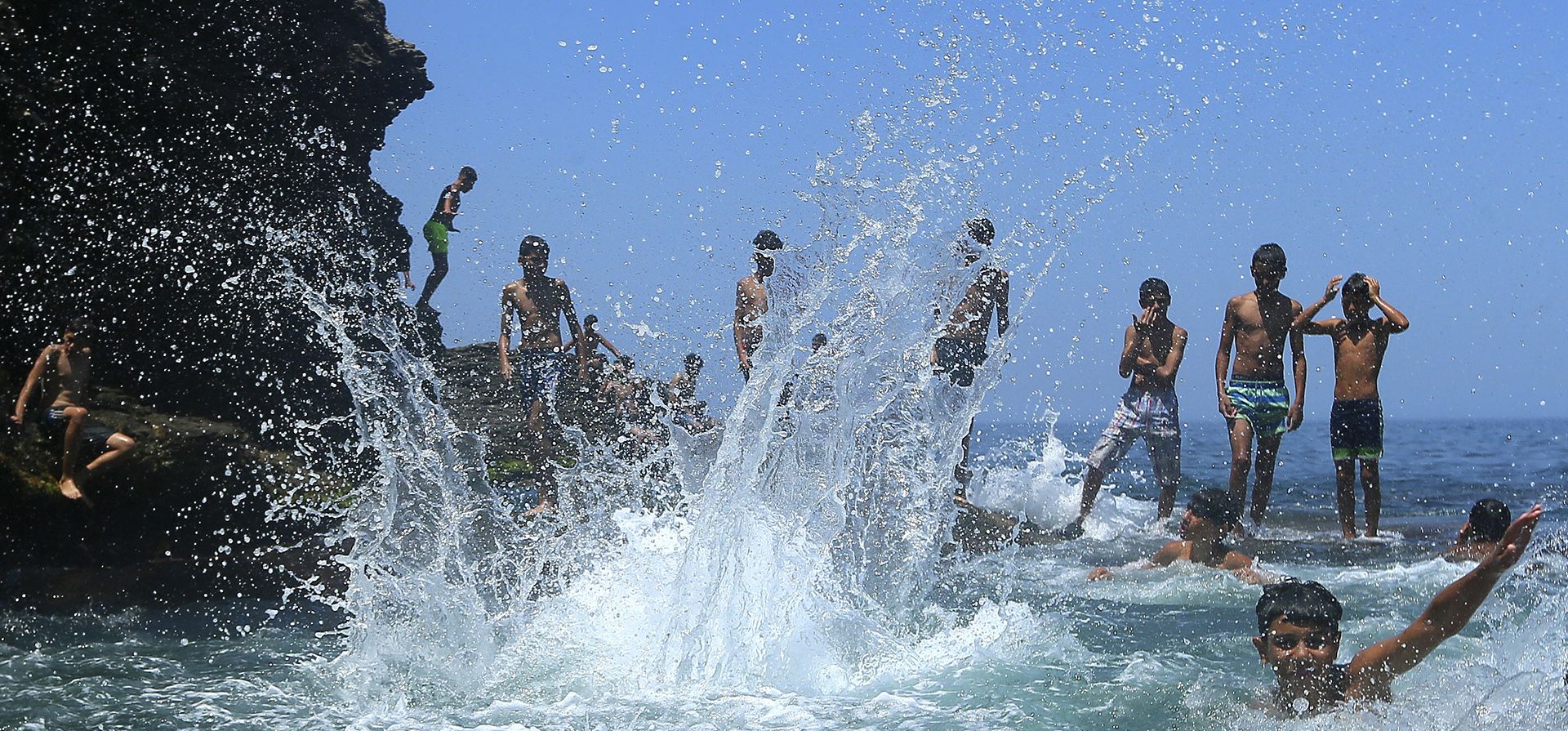La gente salta al agua para refrescarse en un día de calor sofocante en el mar Mediterráneo en Beirut, Líbano. Se pronostica que la temperatura alcanzará los 40 grados centígrados en algunas partes del país. (Foto AP/Hassan Ammar)