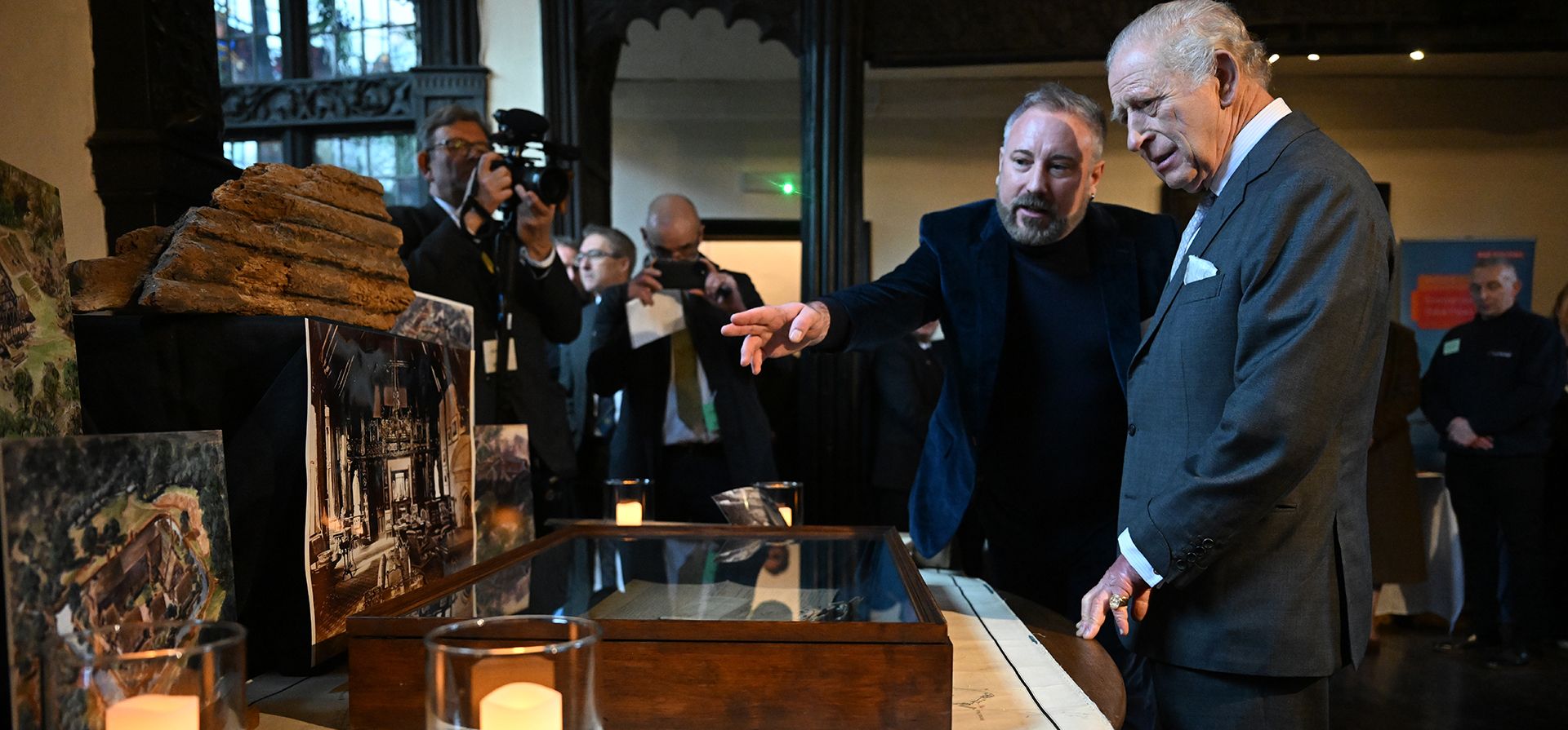 El rey Carlos III de Gran Bretaña, a la derecha, visita la mansión medieval de 700 años de antigüedad Samlesbury Hall en Preston, Inglaterra, el lunes 9 de febrero de 2026. (Paul Ellis/Pool Photo vía AP) El rey Carlos III de Gran Bretaña, a la derecha, visita la mansión medieval de 700 años de antigüedad Samlesbury Hall en Preston, Inglaterra, el lunes 9 de febrero de 2026. (Paul Ellis/Pool Photo vía AP)