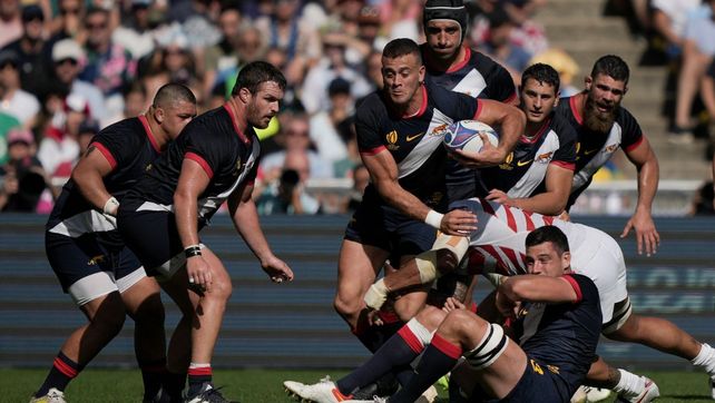 El rosarino Emiliano Boffelli intenta pasar. Duro partido de Los Pumas ante Japón.