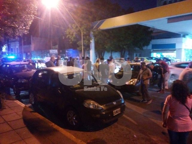 Continuarán durante la noche los cortes y protestas por el crimen del taxista