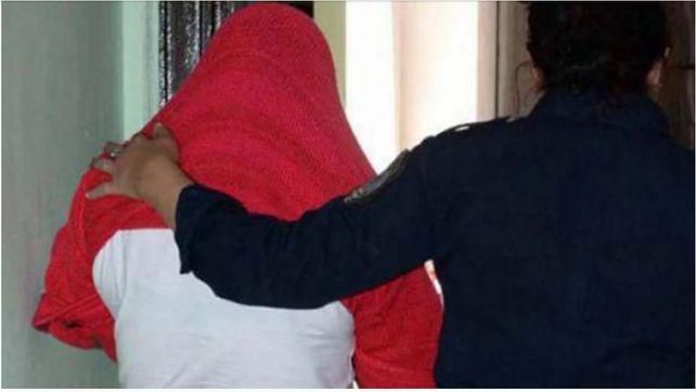 Tuvo a su bebé, lo estranguló y lo tiró a una zanja: lo encontraron descuartizado por perros