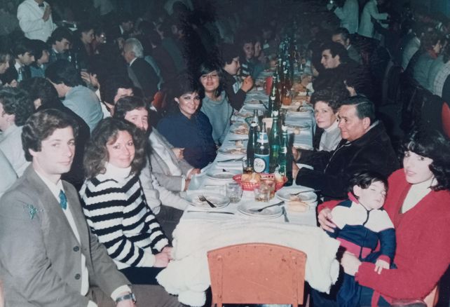 Mesas largas y repletas de invitados eran una postal habitual en las fiestas de la Asociación de Empleados del Diario La Capital.&nbsp;