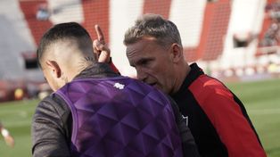Lucas Bernardi habla con Ever Banega antes de que el capitán entrara desde el banco de suplentes. Newells se trajo un gran triunfo de Parque Patricios.&nbsp;