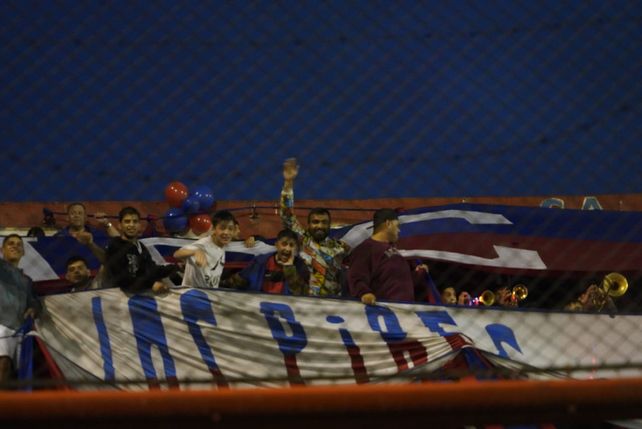 La familia y la bandera charrúa