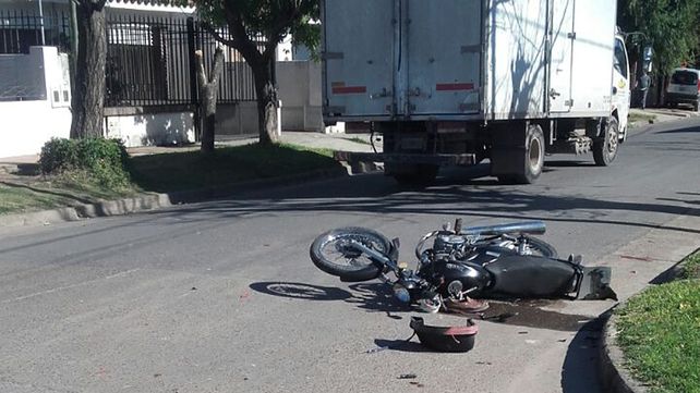 Pericias. La Policía inició la investigación para establecer cómo fue el choque.