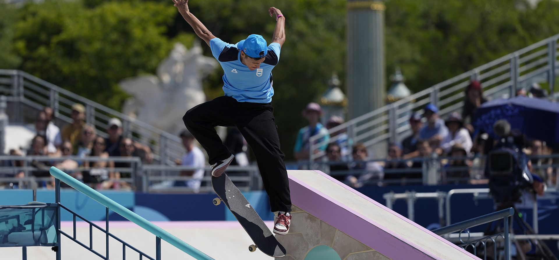 Mauro Iglesias, de Argentina, compite en las preliminares de skateboarding callejero masculino en los Juegos Olímpicos de Verano de 2024, el lunes 29 de julio de 2024, en París, Francia. (Foto AP/Frank Franklin II) Mauro Iglesias, de Argentina, compite en las preliminares de skateboarding callejero masculino en los Juegos Olímpicos de Verano de 2024, el lunes 29 de julio de 2024, en París, Francia. (Foto AP/Frank Franklin II)