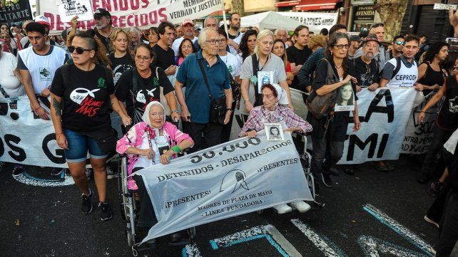 Una multitud en Plaza de Mayo para conmemorar el 24 de marzo