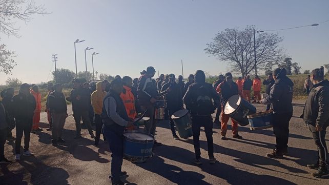 Zavalla: trabajadores de la construcción cortan la ruta 33 en reclamo del pago de un bono