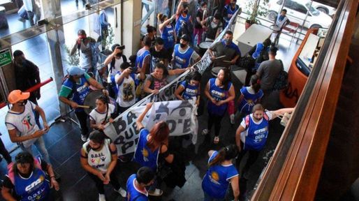 Una patota sindical ingresó al diario Río Negro, provocó destrozos y agredió a periodistas