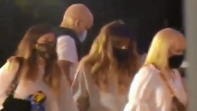 Claudia Villafañe junto a sus hijas Dalma y Gianina llegan a Casa Rosada para el velatorio de Diego Maradona.