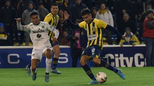 Pudo ser el segundo. El remate de zurda del Facndo Buonanotte rebotará en el caño izquierda de Meza en el final del partido.