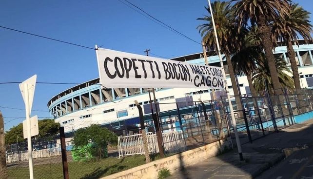 El plantel de Racing fue recibido con pasacalles en su contra tras perder el título