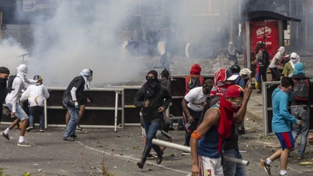 Tensión social. Las fuerzas de seguridad utilizaron gases lacrimógenos para dispersar a los manifestantes.