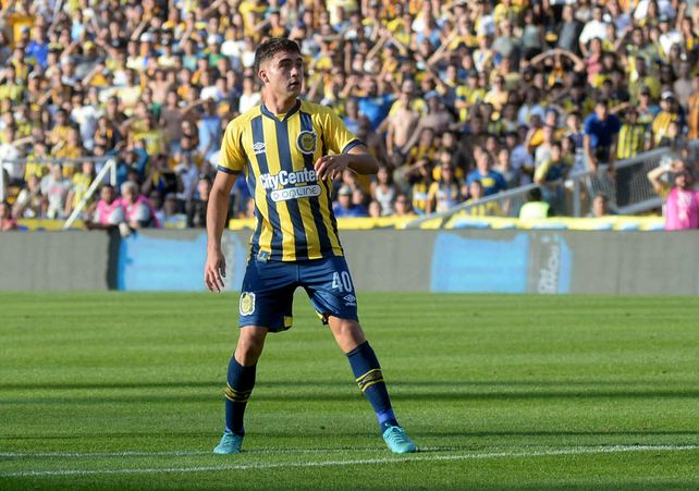 Buonanotte mira atento la la trayectoria del balón en la jugada en la que casi convierte un golazo.