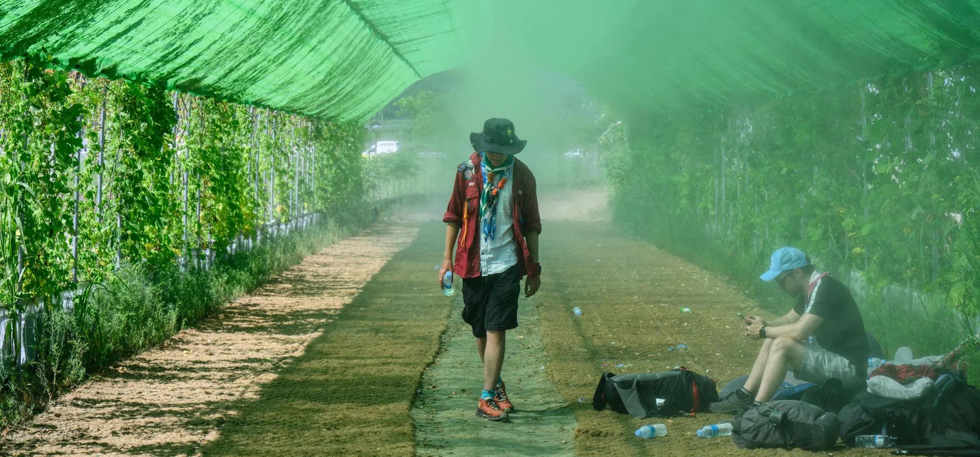 Buan, Corea del Sur. Un scout se refresca bajo un chorro de agua nebulizada durante los preparativos para abandonar el Jamboree Scout Mundial. Fotografía: Anthony Wallace/AFP/Getty Images Buan, Corea del Sur. Un scout se refresca bajo un chorro de agua nebulizada durante los preparativos para abandonar el Jamboree Scout Mundial. Fotografía: Anthony Wallace/AFP/Getty Images