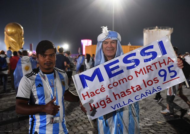 En fotos: las postales con hinchas argentinos alentando en el partido decisivo contra Polonia