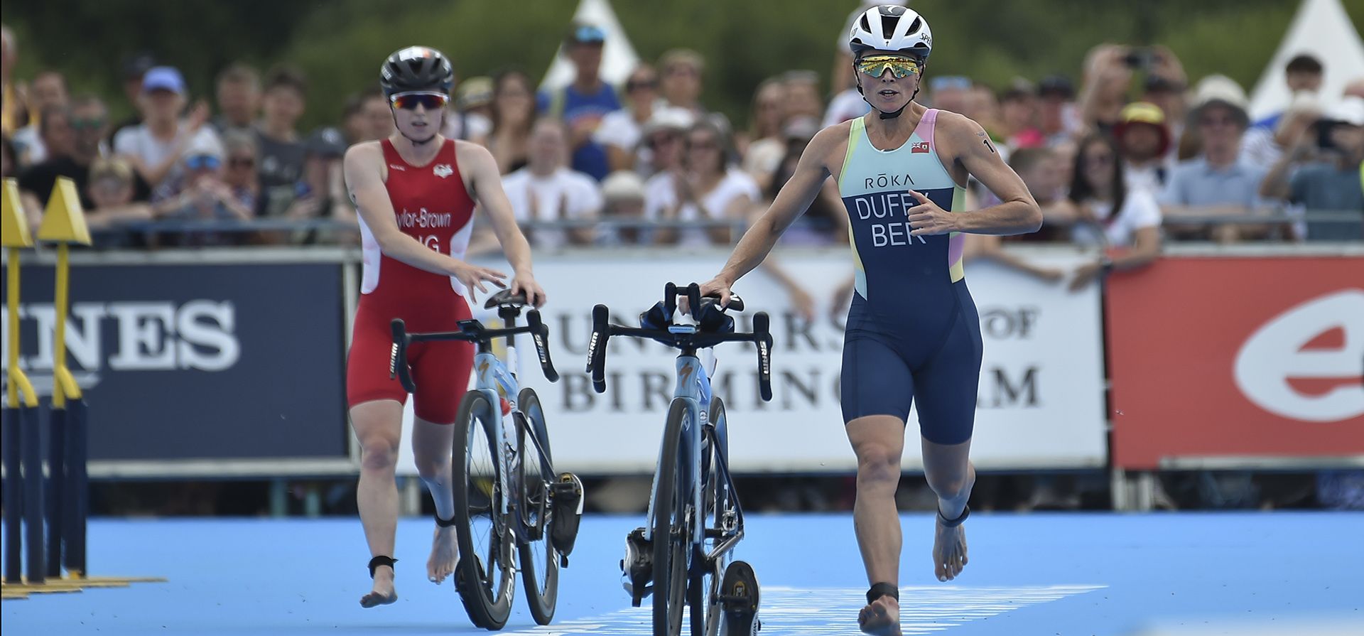 Flora Duffy de Bermudas, a la derecha, y Georgia Taylor-Brown de Inglaterra llegan al punto de transición durante el triatlón individual femenino en los Juegos de la Commonwealth en Birmingham, Inglaterra, el viernes 29 de julio de 2022.