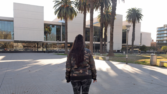 María Eugenia frente al Centro de Justicia Penal