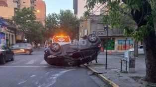 Una pareja resultó con heridas leves tras un espectacular accidente de tránsito ocurrido durante la madrugada