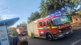 Los vecinos saludaron el paso de la caravana de los Bomberos Voluntarios.