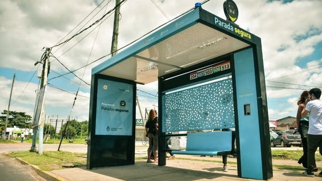 La parada de colectivos estará ubicada en parelelo al andén y conectará a su vez con Berutti
