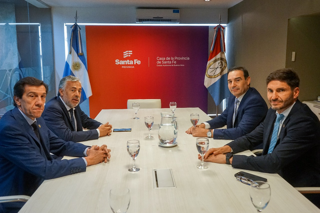 Antes de ir a Balcarce 50, Pullaro recibió a los gobernadores de Mendoza, Corrientes y Jujuy en la Casa de Santa Fe en la ciudad de Buenos Aires.