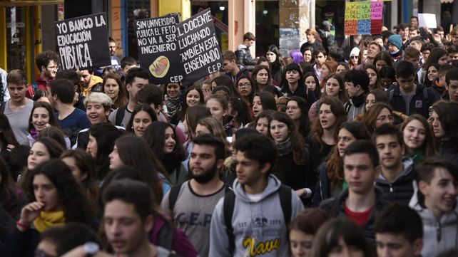 Una multitudinaria marcha cerró filas en defensa de la universidad pública