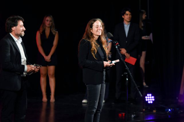 La directora Natalia Meta recibe uno de los galardones de su película 