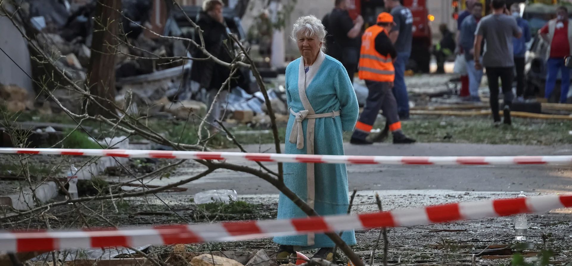 Un residente observa los daños causados a un edificio de apartamentos por un ataque con drones rusos, Odesa, Ucrania. Fotografía: Nina Liashonok/Reuters Un residente observa los daños causados a un edificio de apartamentos por un ataque con drones rusos, Odesa, Ucrania. Fotografía: Nina Liashonok/Reuters