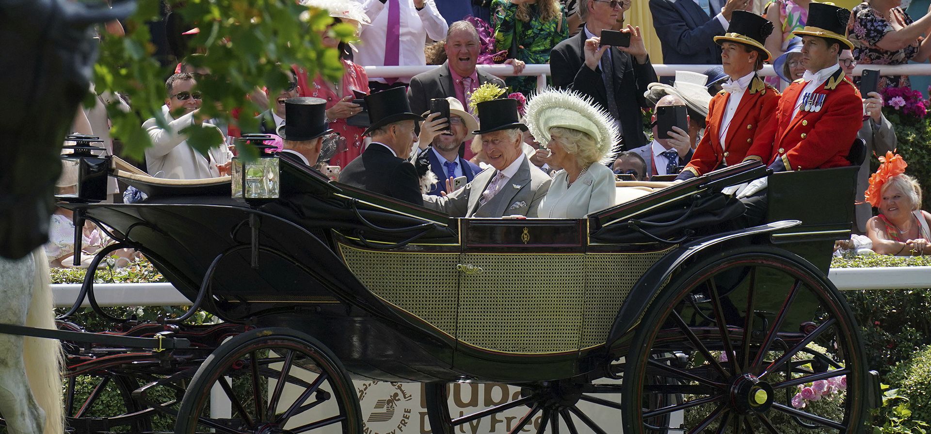 El rey Carlos III y la reina Camila de Gran Bretaña llegan en carruaje el tercer día de Royal Ascot en el hipódromo de Ascot, en Berkshire, Inglaterra, el jueves 22 de junio de 2023. (Jonathan Brady/PA vía AP) El rey Carlos III y la reina Camila de Gran Bretaña llegan en carruaje el tercer día de Royal Ascot en el hipódromo de Ascot, en Berkshire, Inglaterra, el jueves 22 de junio de 2023. (Jonathan Brady/PA vía AP)