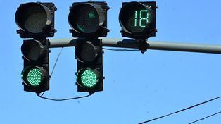 El sistema consiste en un reloj con lámparas led colocado en la parte superior del semáforo que tenga fotomultas referida a cruces en rojo