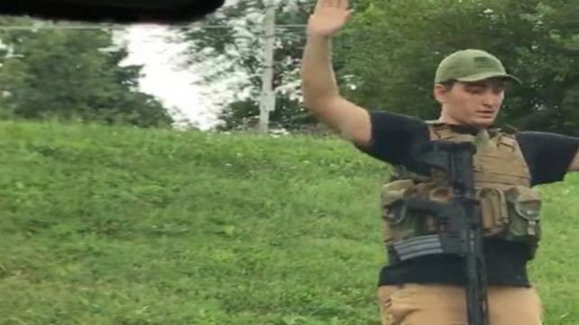 Dmitriy Andreychenko se entrega a la policía luego de su alocada incursión.