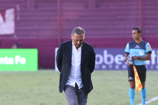 Cabizbajo. Así se fue Miguel Russo luego de la derrota canalla en la Fortaleza.