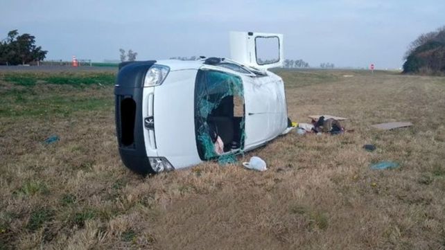 El utilitario Partner volcó en la banquina luego de rozarse con un camión. Fue en la Ruta Nacional 34 a la altura de Cañada Rosquín.