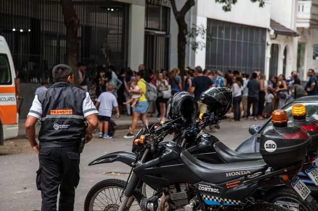 Los 120 agentes se dividieron en 22 escuelas que comenzaban las clases