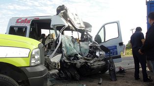 Siete muertos y 20 heridos al chocar una combi con un camión en Chaco