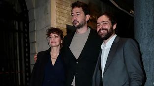 Dolores Fonzi,&nbsp; Santiago Mitre y Peter Lanzani en la ceremonia de los Premios Cóndor.&nbsp;
