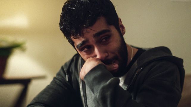 El actor inglés Chaneil Kular interpreta a Harri en la película Acusado