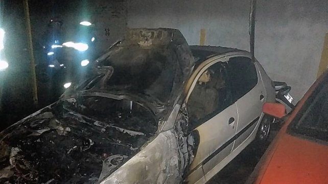 un-incendio-calle-lopez-jordan-toscanini-y-perez-colman-alcanzo-tres-autos