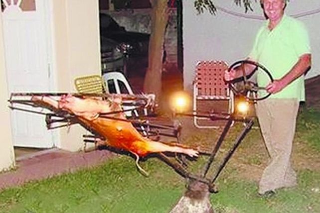 El asador con volante: una ingeniosa alternativa para cocinar carnes a las llamas