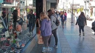 Intenso movimiento en la Peatonal de Paraná en el feriado.