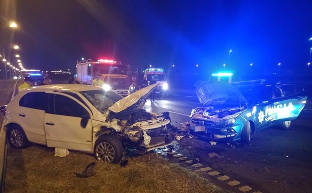 El choque se produjo este lunes a la madrugada en Circunvalación entre Lagos y Uriburu.