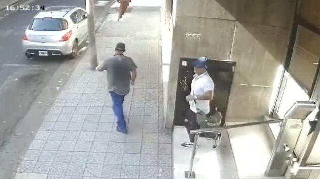 Los delincuentes huyendo del edificio de Buenos Aires al 1500