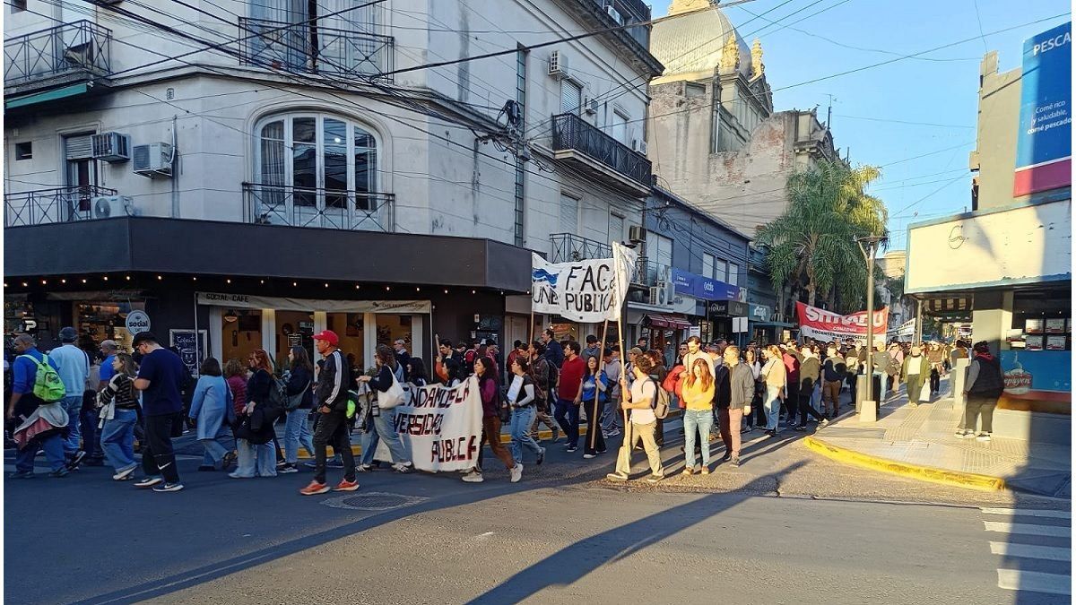 Paraná: masiva marcha en defensa de la Universidad Pública