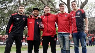 Los hinchas de Newells, felices por volver al Coloso.