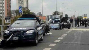 Un conductor chocó a cinco patrulleros de la Policía Federal y lesionó a diez efectivos