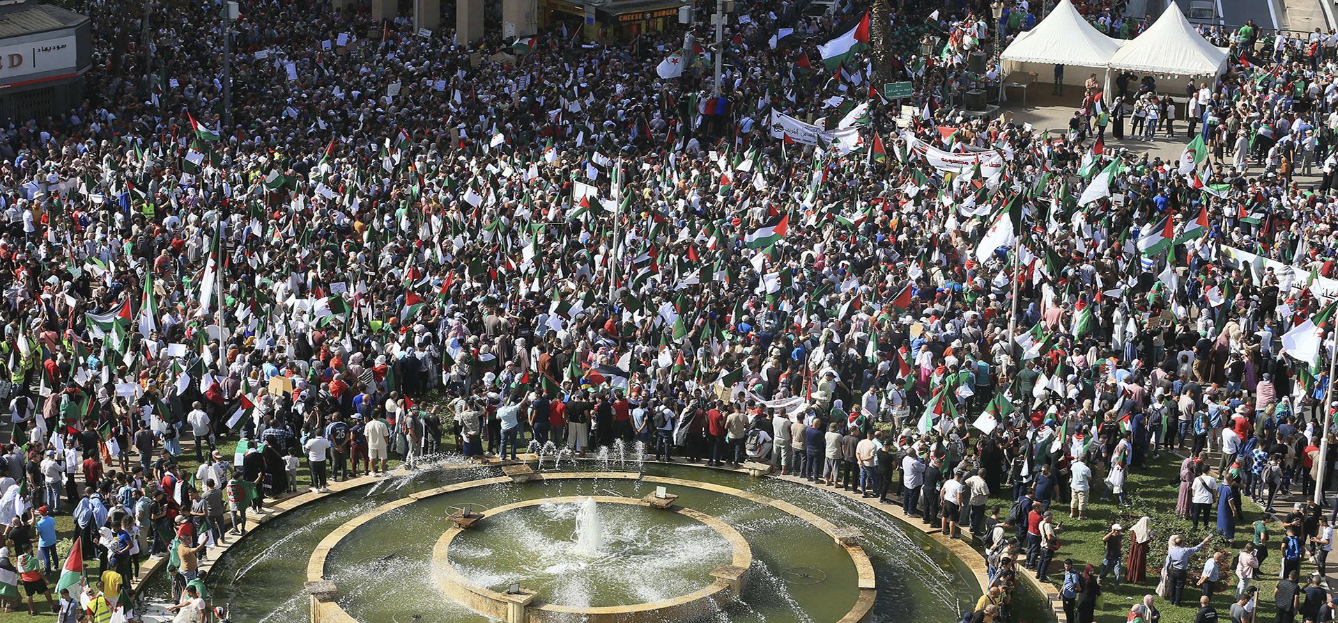 Los argelinos protestan en solidaridad con los palestinos en Gaza después de la mortal explosión en el hospital Al Ahli, en Argel, Argelia, el jueves 19 de octubre de 2023. (Foto AP/Anis Belghoul) Los argelinos protestan en solidaridad con los palestinos en Gaza después de la mortal explosión en el hospital Al Ahli, en Argel, Argelia, el jueves 19 de octubre de 2023. (Foto AP/Anis Belghoul)