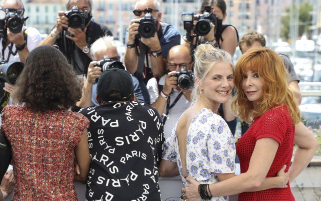 Spike Lee, de espaldas segundo desde la izquierda, posa con los miembros del jurado Mati Diop, Melanie Laurent y Mylene Farmer en la sesión fotográfica para el jurado en el 74° Festival Internacional de Cine, Cannes, sur de Francia.