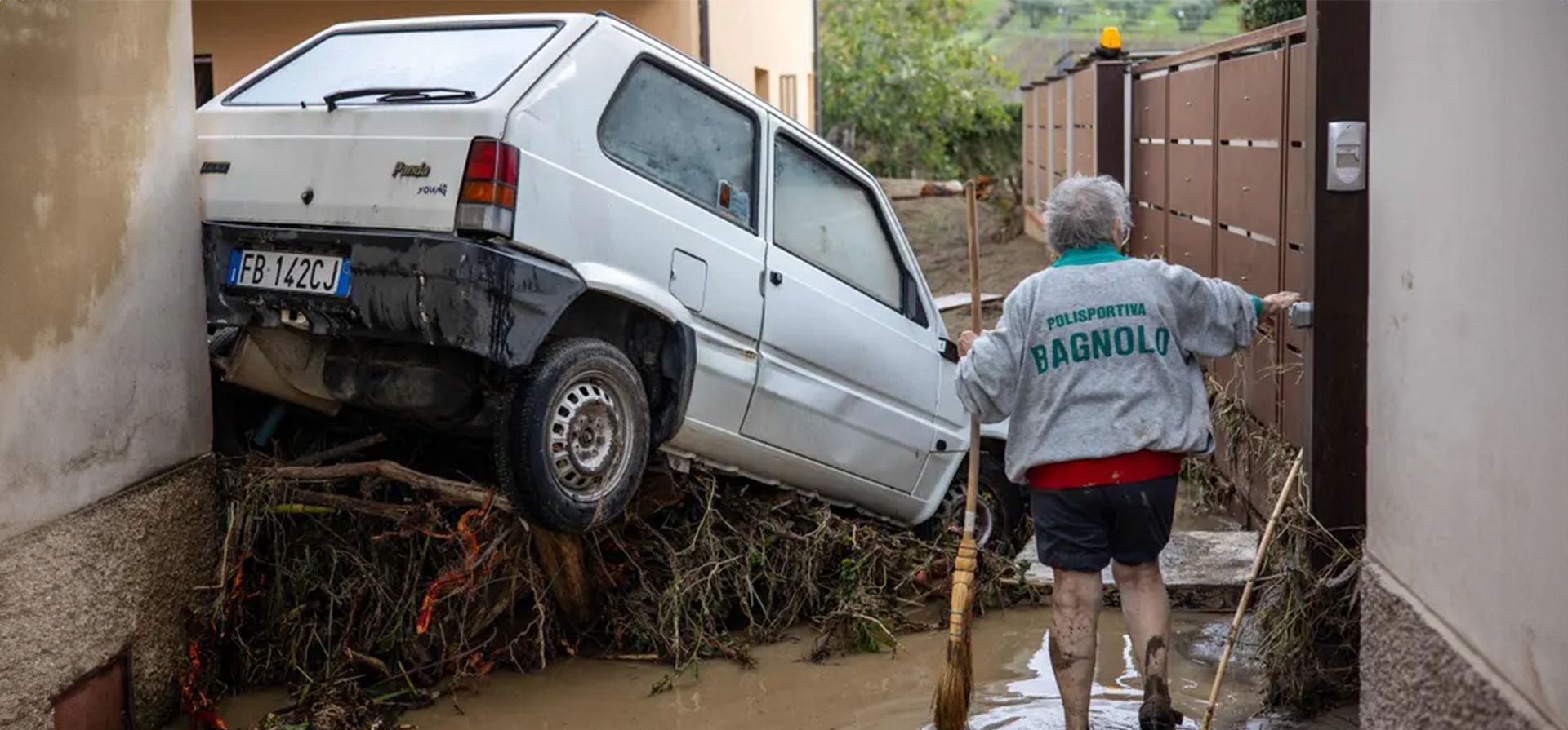 Un residente intenta limpiar su casa después de que la tormenta Ciarán azotara la Toscana, causando la muerte de cinco personas, según las autoridades, Montemurlo, Italia. Fotografía: Federico Scoppa/AFP/Getty Images Un residente intenta limpiar su casa después de que la tormenta Ciarán azotara la Toscana, causando la muerte de cinco personas, según las autoridades, Montemurlo, Italia. Fotografía: Federico Scoppa/AFP/Getty Images